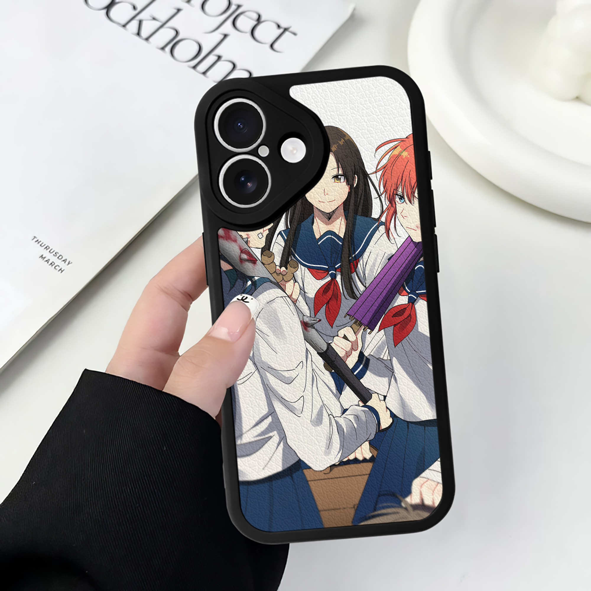 （画像用） ぎんたま 坂田銀時（さかたぎんとき） 神楽 志村新八（しむら しんぱち） GINTAMA Sakata Gintoki Kagura Shimura Shinpachi 【iPhone 16シリーズ対応】シリコンスマホケース（レザー調） 材質：シリコン